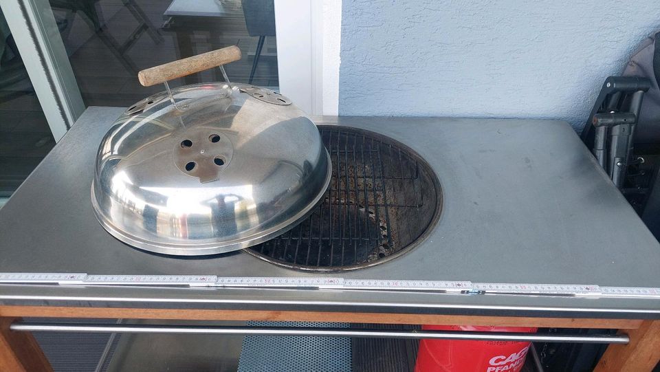 Grilltisch mit Holzkohlegrill in Hagen