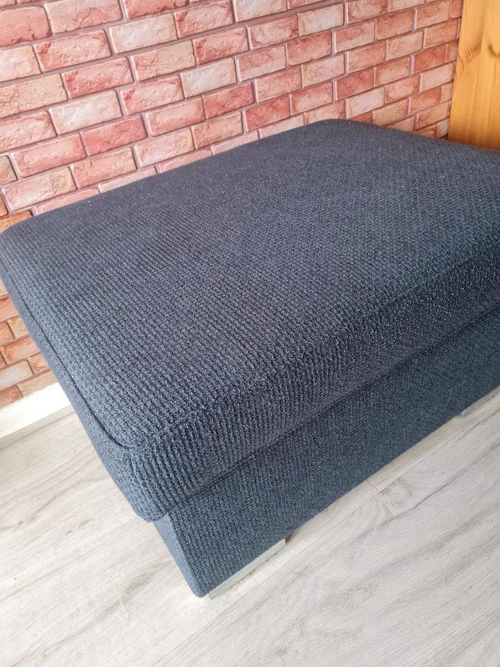 Couch mit schlaffunktion + fußbank mit vertauraum in Waltershausen