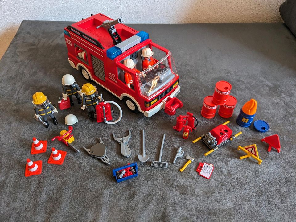 Playmobil Feuerwehr & Polizei mit Zubehör + 2 Fahrzeuge GESCHENKT in Nürnberg (Mittelfr)