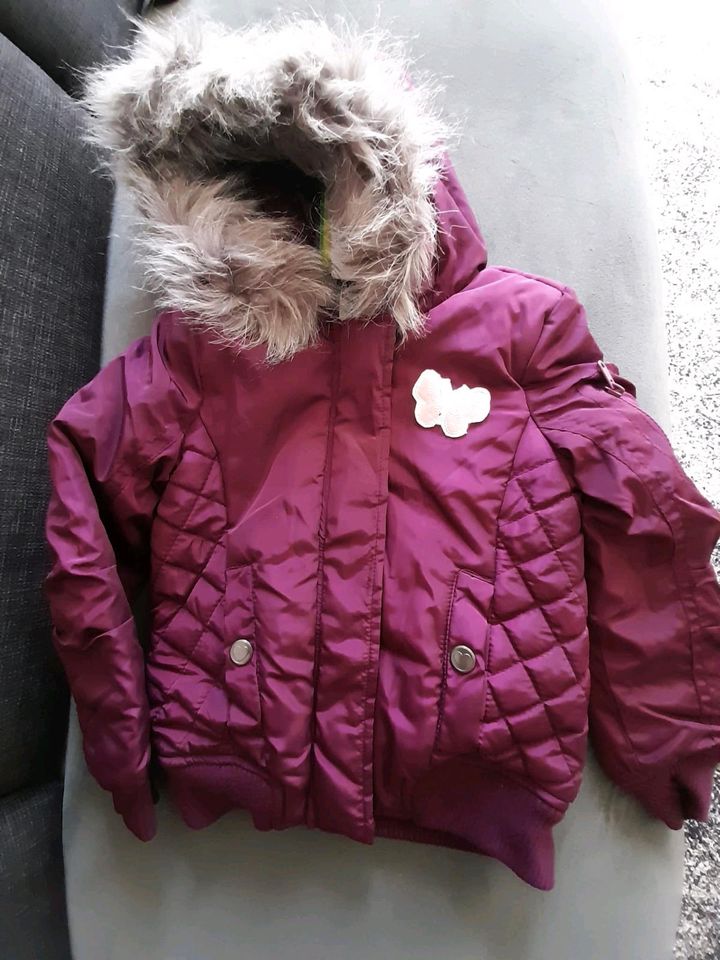 Lila Winterjacke mit Schmetterling in Coswig