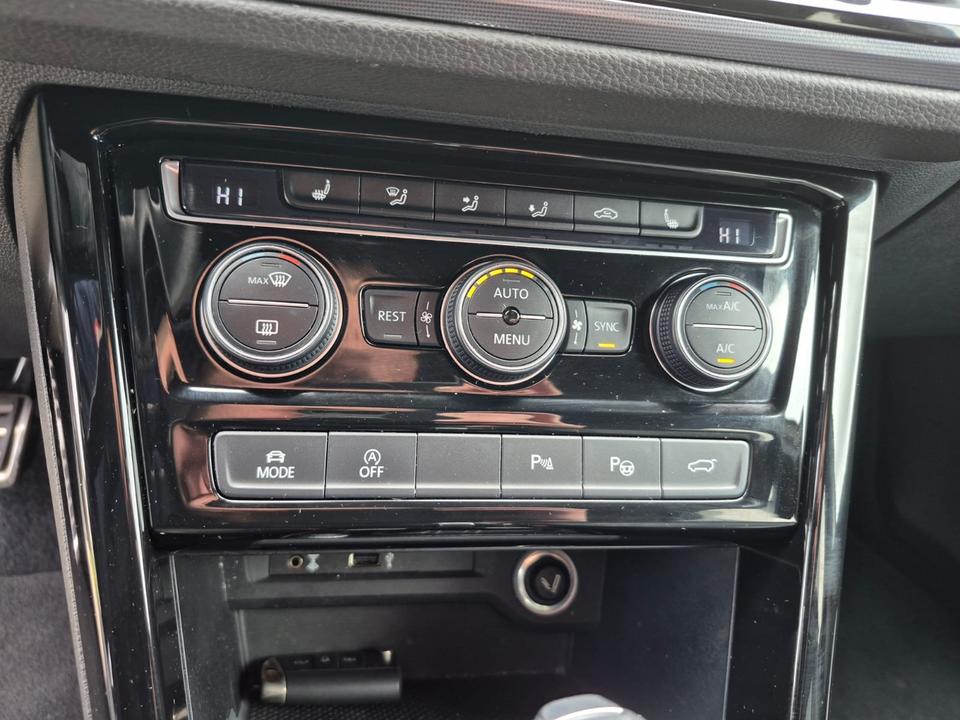 VW Touran Highline R- Line DSG 8x Alu AHK LED Sitzhzg Voll. in Roßwein