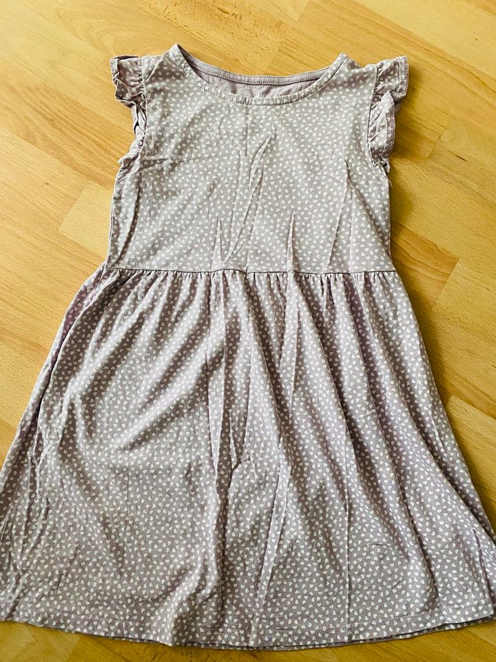 Kleid, wie neu, Herzen Flieder H&M Gr 122/128 in Berlin