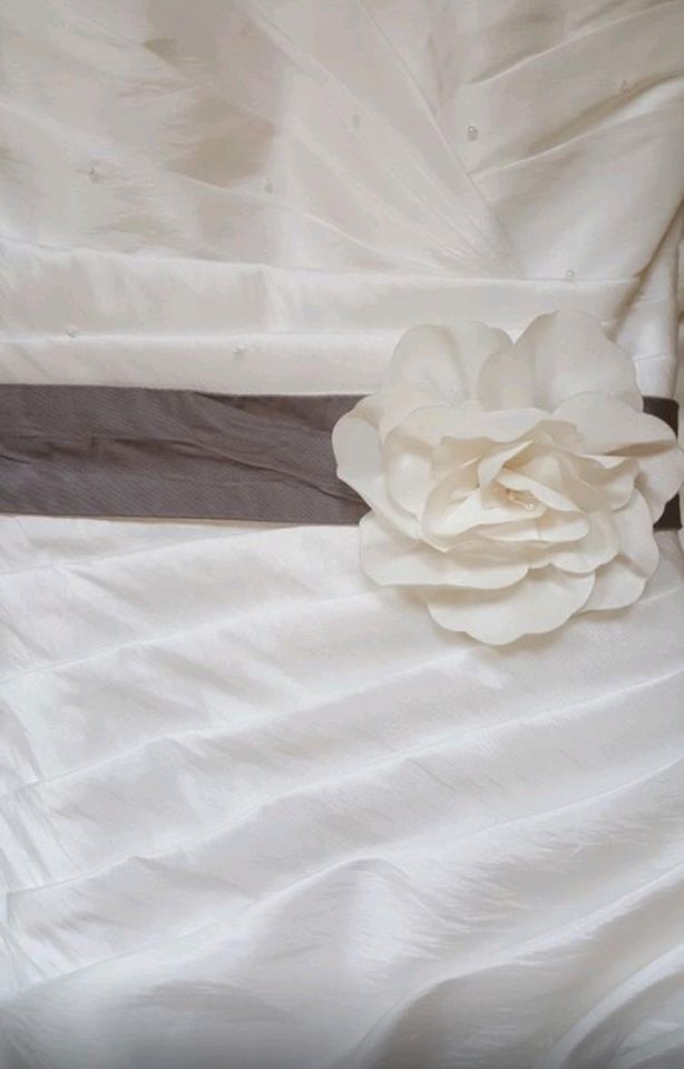 Brautkleid Hochzeitskleid A-Linie Schleppe Gr. 36/38 ivory creme in Neustadt an der Orla