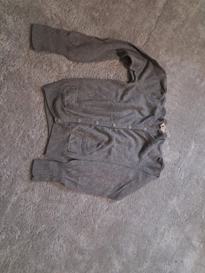 Hose Pullover tshirt Paket 110/116 kleider in Meppen