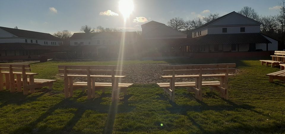 Tribüne Holzbank Sitzbank Holz Holzgarnitur Arena Sportplatz in Wadern