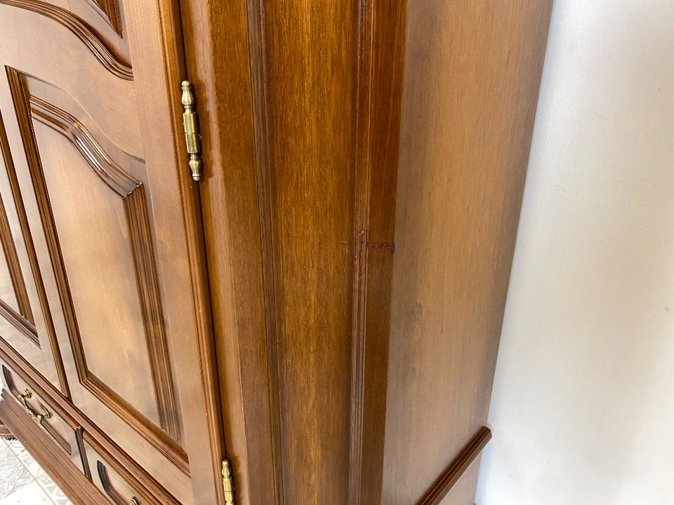 WMK Hochwertiger und sehr gut erhaltener Vintage Kleiderschrank im antiken Stil mit Schubladen und schönen Messingbeschlägen # Schrank Bauernschrank Dielenschrank Wardrobe Bodenseeschrank Garderobe in Berlin