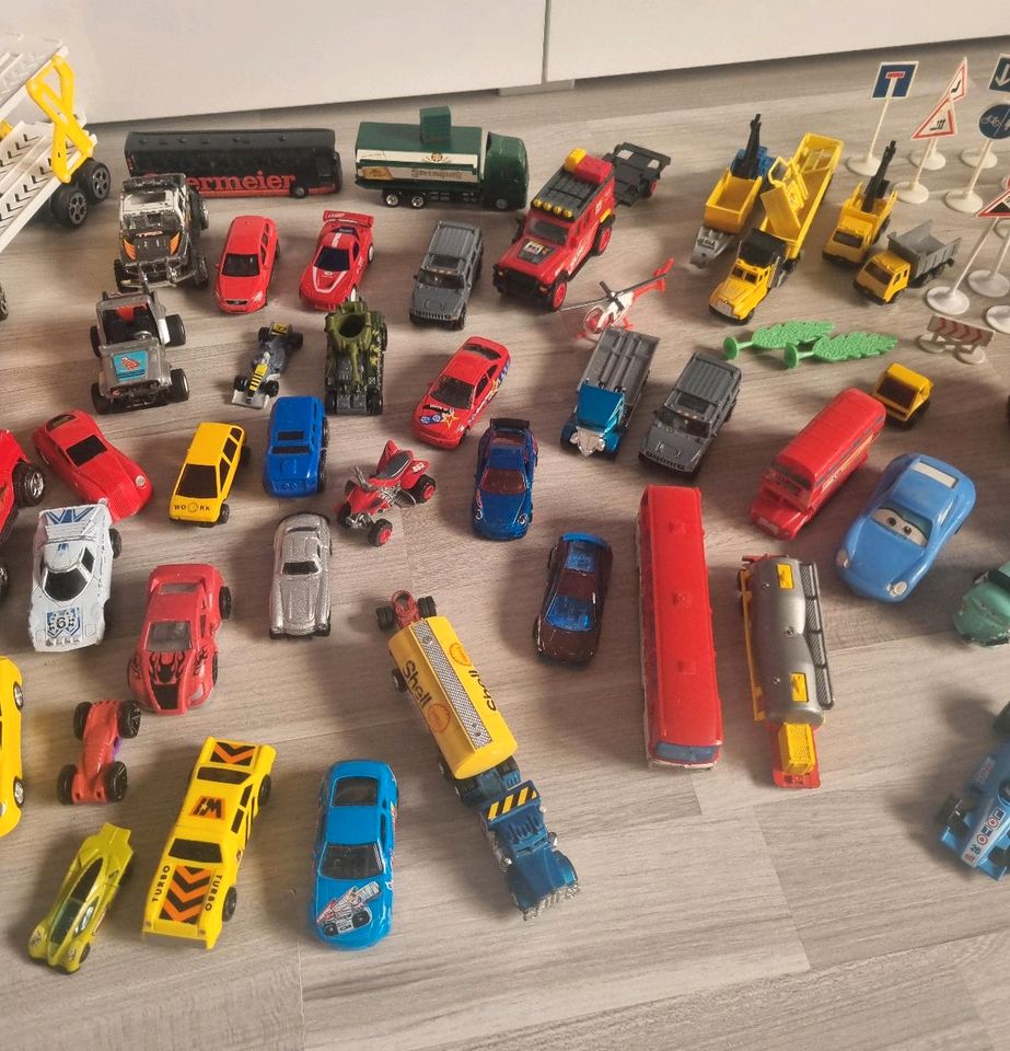 Sammlung Spielzeugautos versch.Marken Hot Wheels,Majorette usw. in Wesel