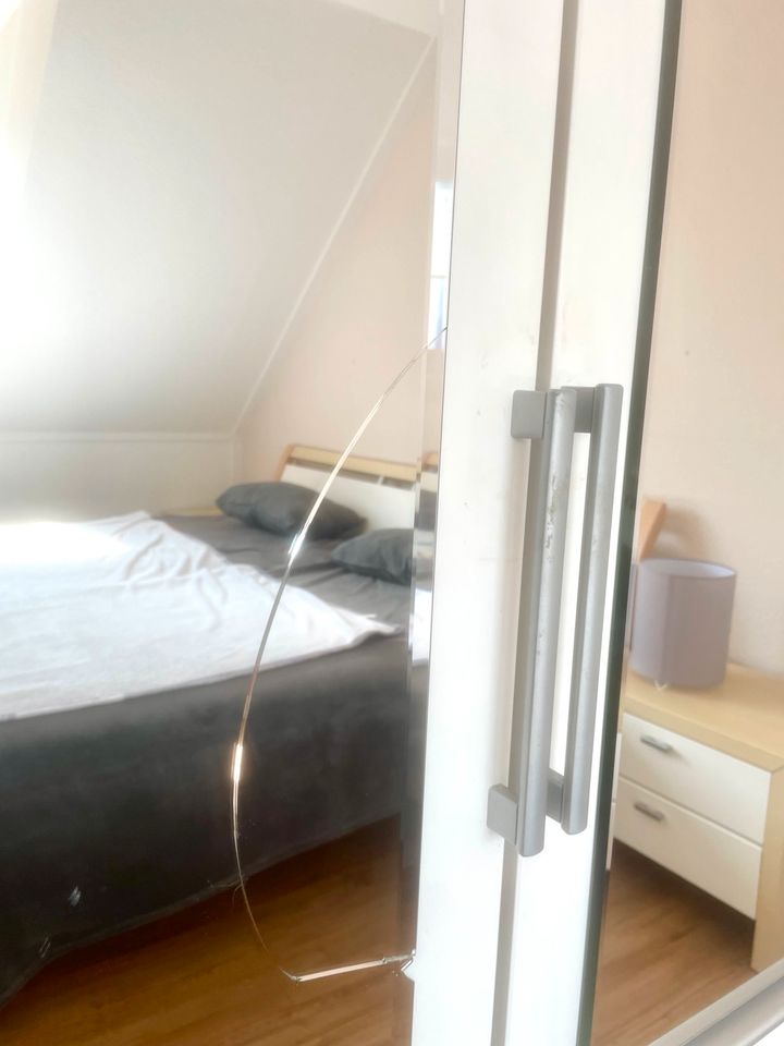 Schlafzimmer Schrank Bett Kommode Nachttische  komplett in Blankenfelde-Mahlow