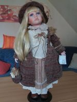 Sammler Puppe mit Zertifikat und Ständer  ca. 67 cm Niedersachsen - Rastede Vorschau