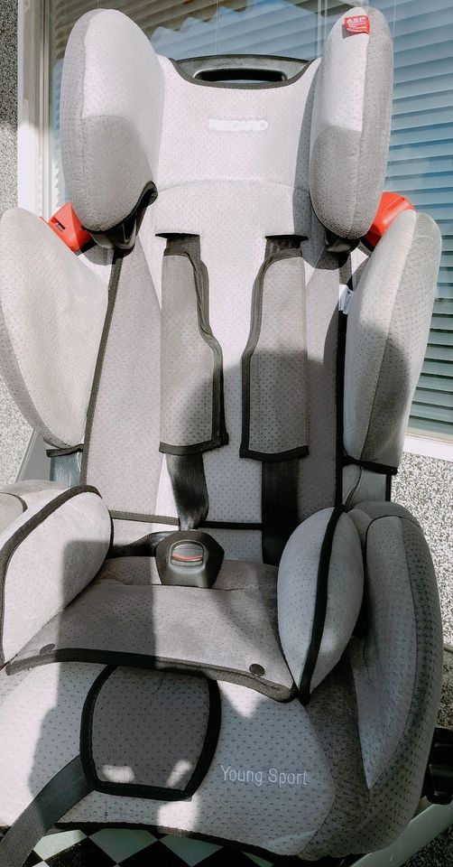 Sehr gut erhaltene Autokindersitz Recaro Young Sport Grau in Neuss