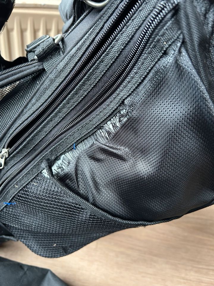 2 Golftaschen Standbags plus 1 Reisetasche Travelcover in Pinneberg