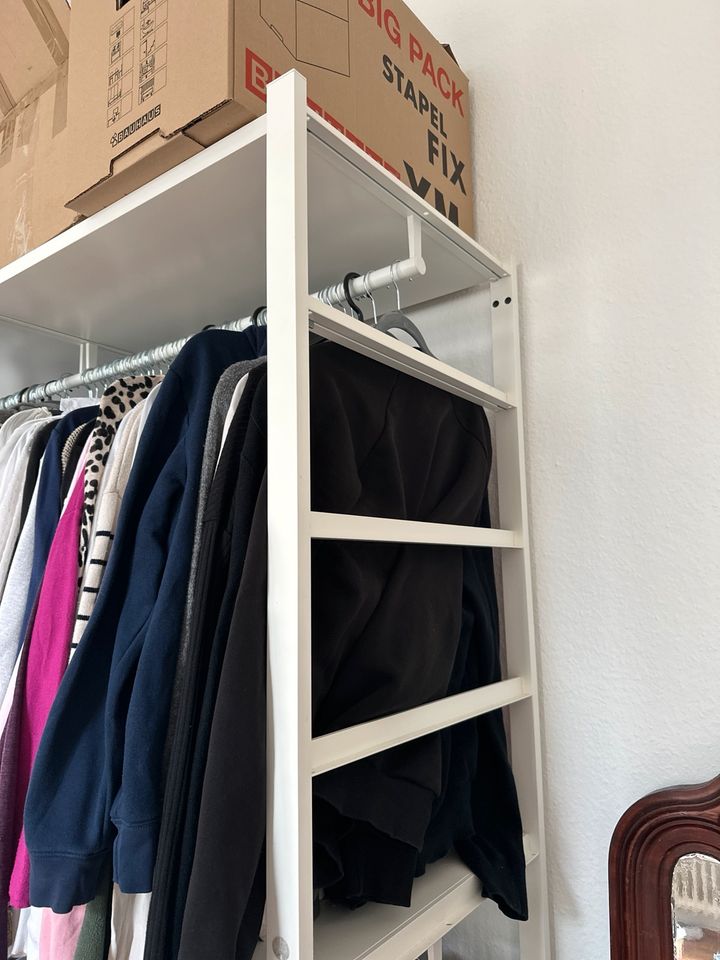 Offener Ikea-Kleiderschrank „Elvarli“ in Karlsruhe