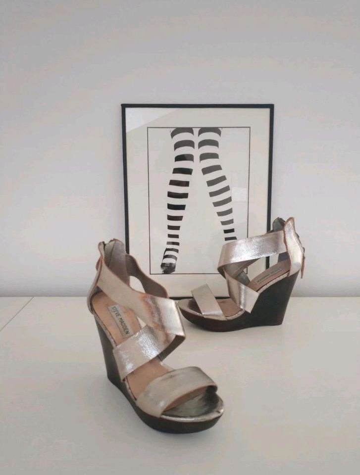 Stylische Steve Madden Riddgge Wedges Sandalen Plateau Keilabsatz in Berlin