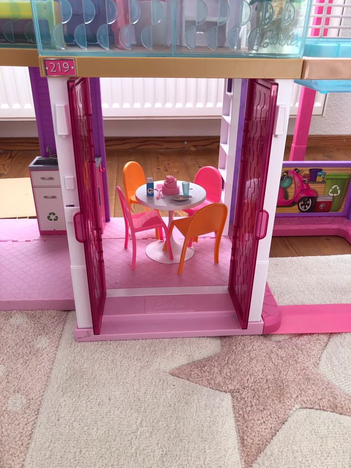 Barbie Dreamhouse Haus 3-stöckig mit Pool und Rutsche in Wöllstein