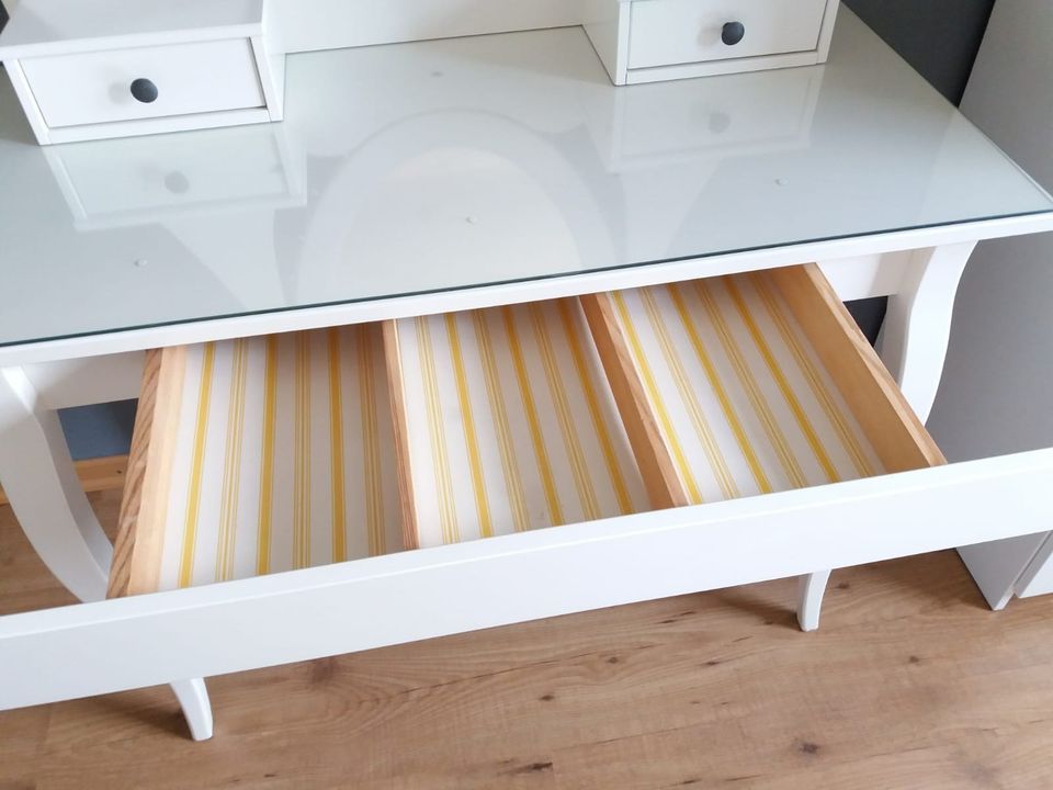 IKEA Schminktisch HEMNES mit Spiegel + 2 IKEA Hocker INGOLF in Kerpen