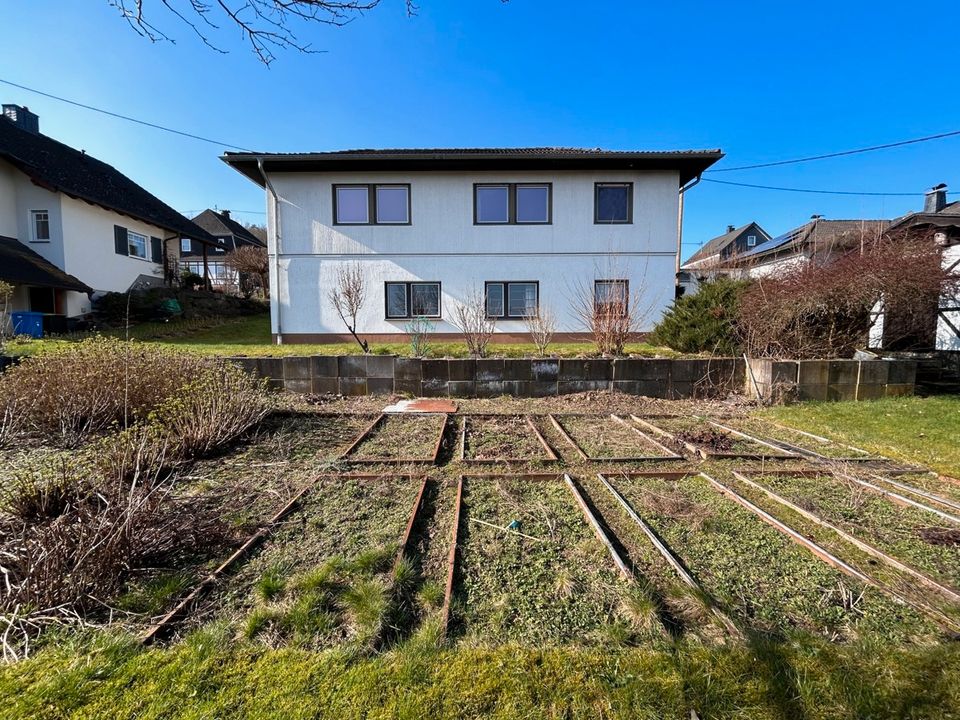 Ein-bzw. Zweifamilienhaus mit großem Garten und toller Aussicht in Kirchen in Kirchen (Sieg)