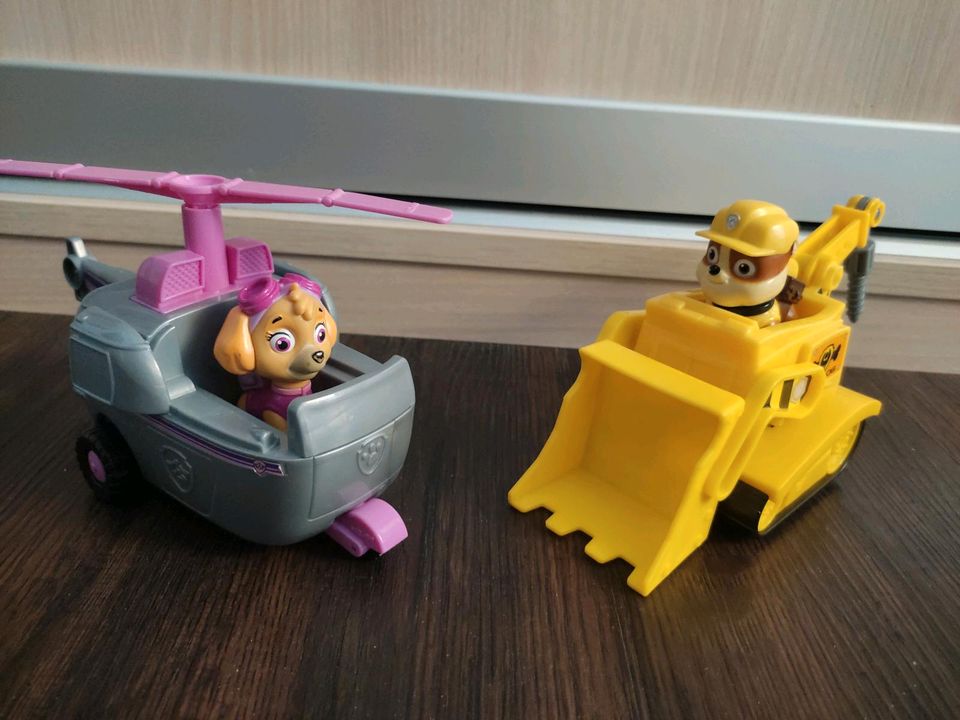 Zwei Paw Patrol Figuren mit Fahrzeugen in Cloppenburg