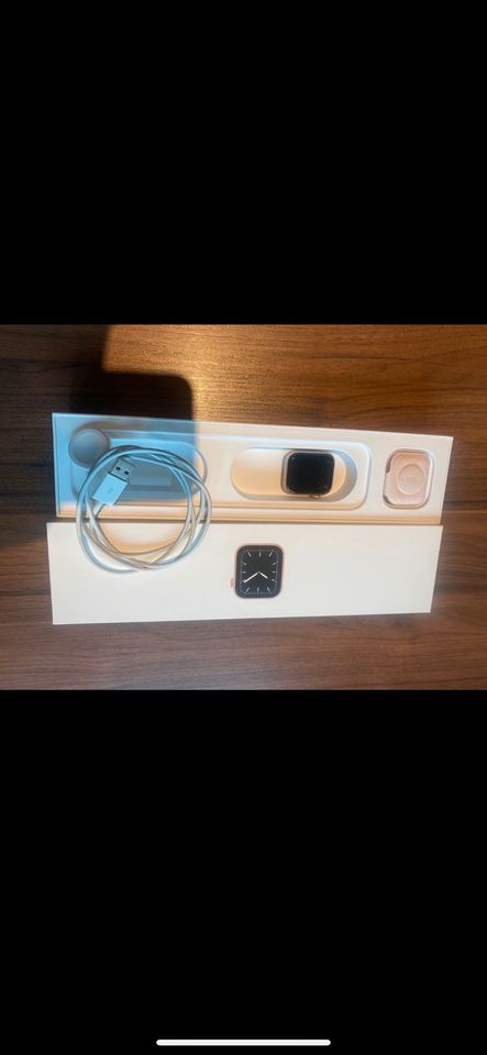 ⭐️⭐️ Apple Watch Series 5 in Rose Gold ( GPS) Glass Riss⭐️⭐️ in Vechta