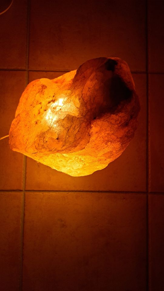 Beleuchteter Salzkristall mit Holzsockel Salzlampe Rock Lampe in Rot an der Rot