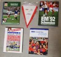 Fußball Bücher WM 1974, EM 1992, WM 1994 und WM 2010 + Wimpel Parchim - Landkreis - Lübz Vorschau