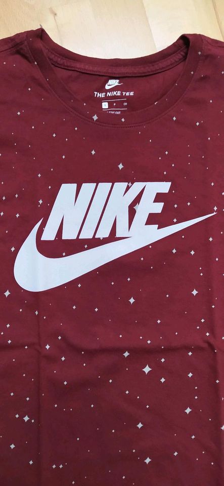 maroon nike shirt