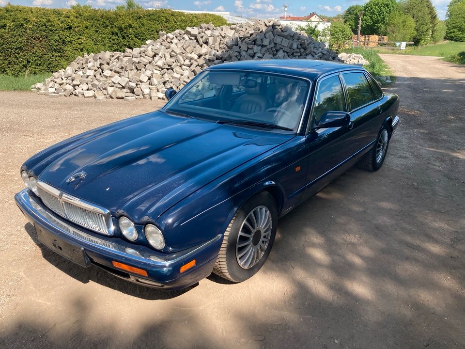                     Jaguar XJ6 X300