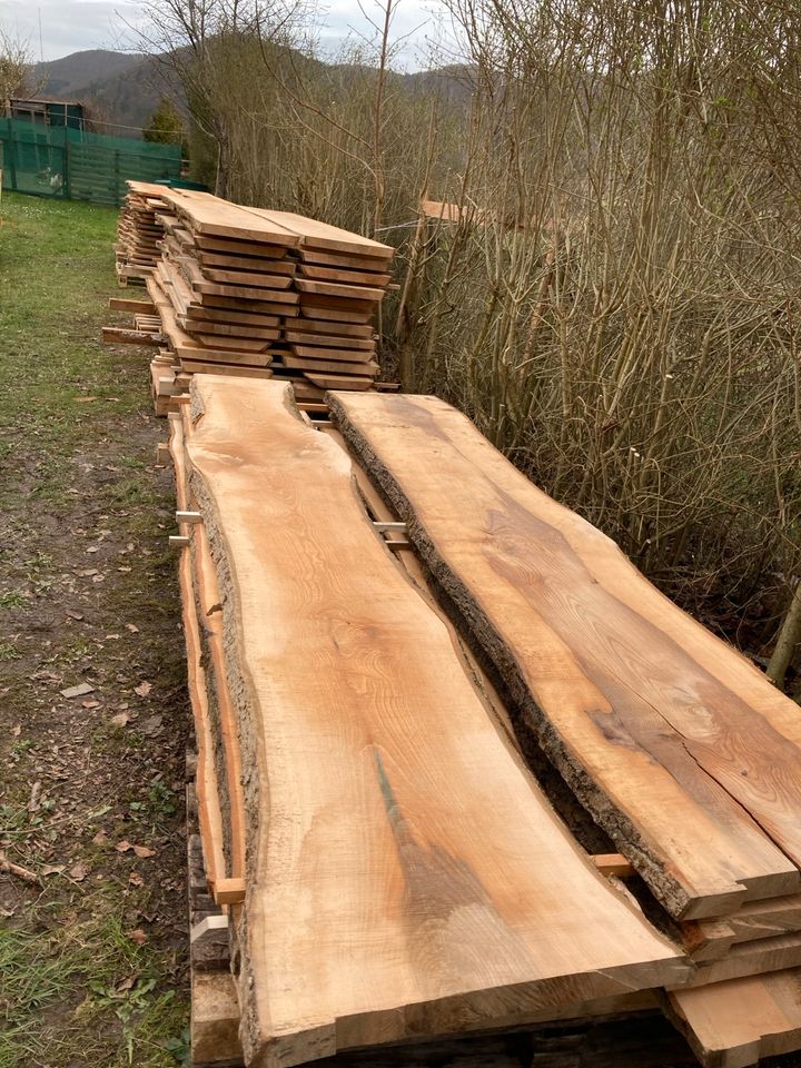 Eschenbohlen Kernesche Schnittholz Esche Tischplatte Baumkante in Biedenkopf