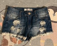 Destroyed Jeans-Shorts mit Häkelspitze XS Nordrhein-Westfalen - Leverkusen Vorschau