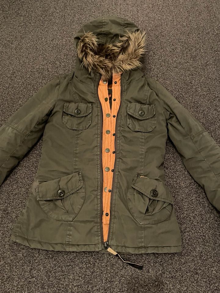 Khujo Parka Winterjacke Jacke Nella Gr. M oliv in Herborn