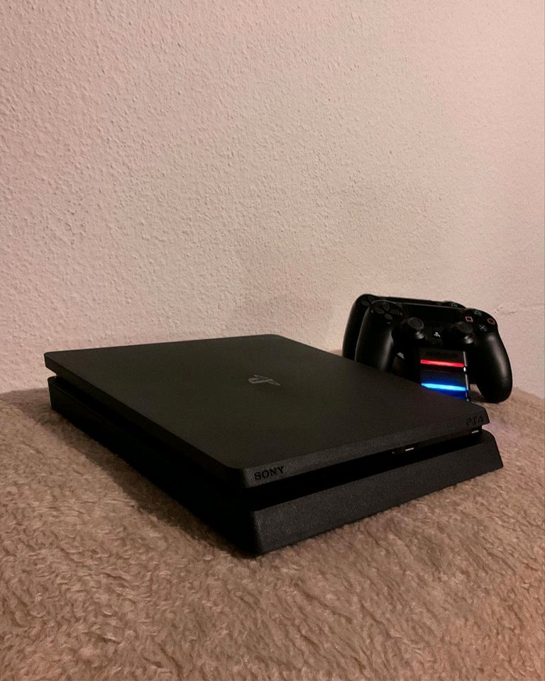 Ps4 1TB + 2 Controller mit Ladestation + 5 Spiele in Steinheim