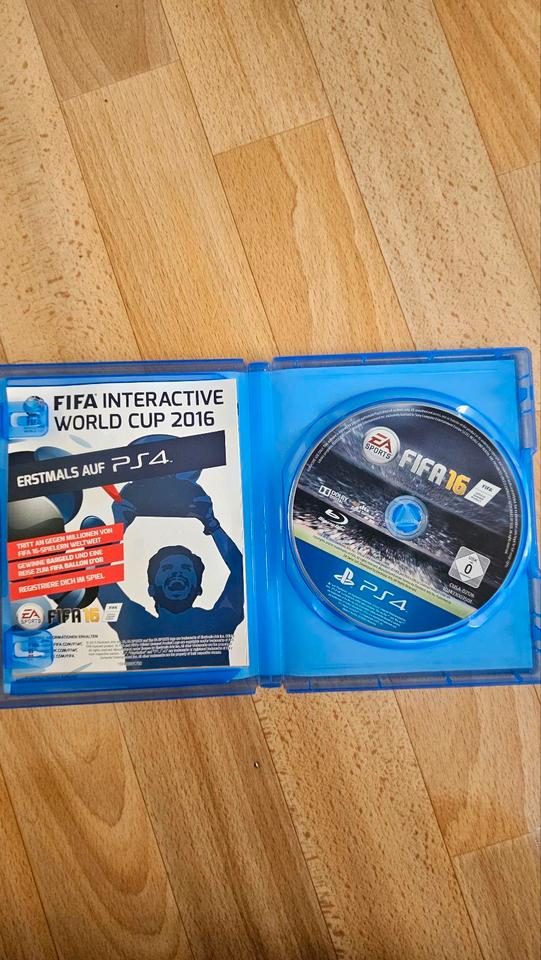PlayStation 4 mit 4 Controllern, Spielen & Zubehör – Komplettset in Berlin