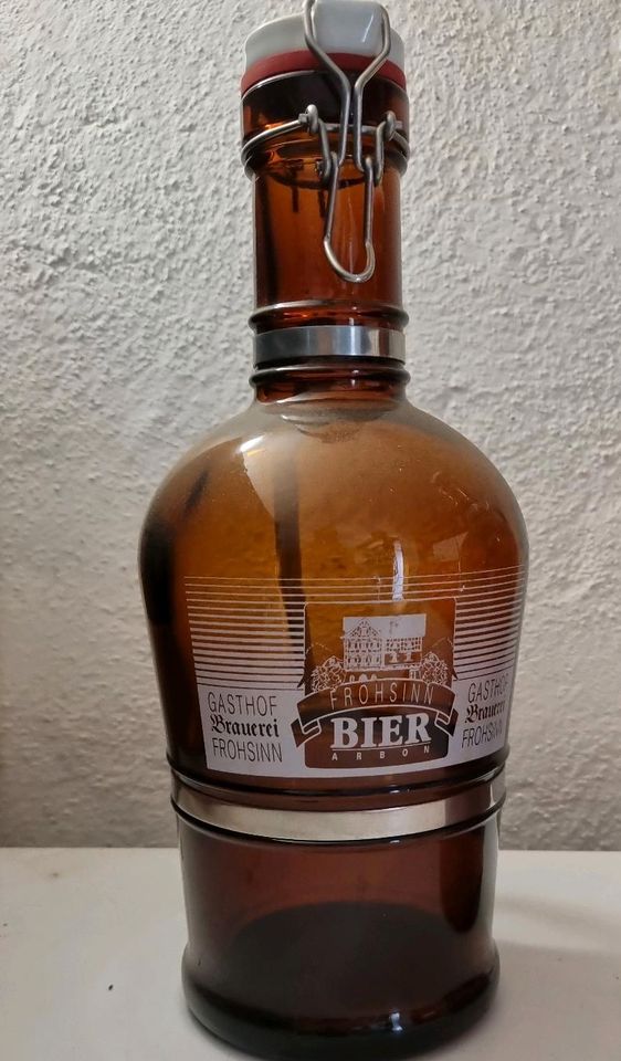 Große Bierflaschen für Sammler in Arnstein