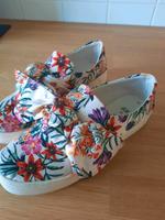 Slipper Schuhe H&M Blumen Gr.39 Sachsen - Moritzburg Vorschau