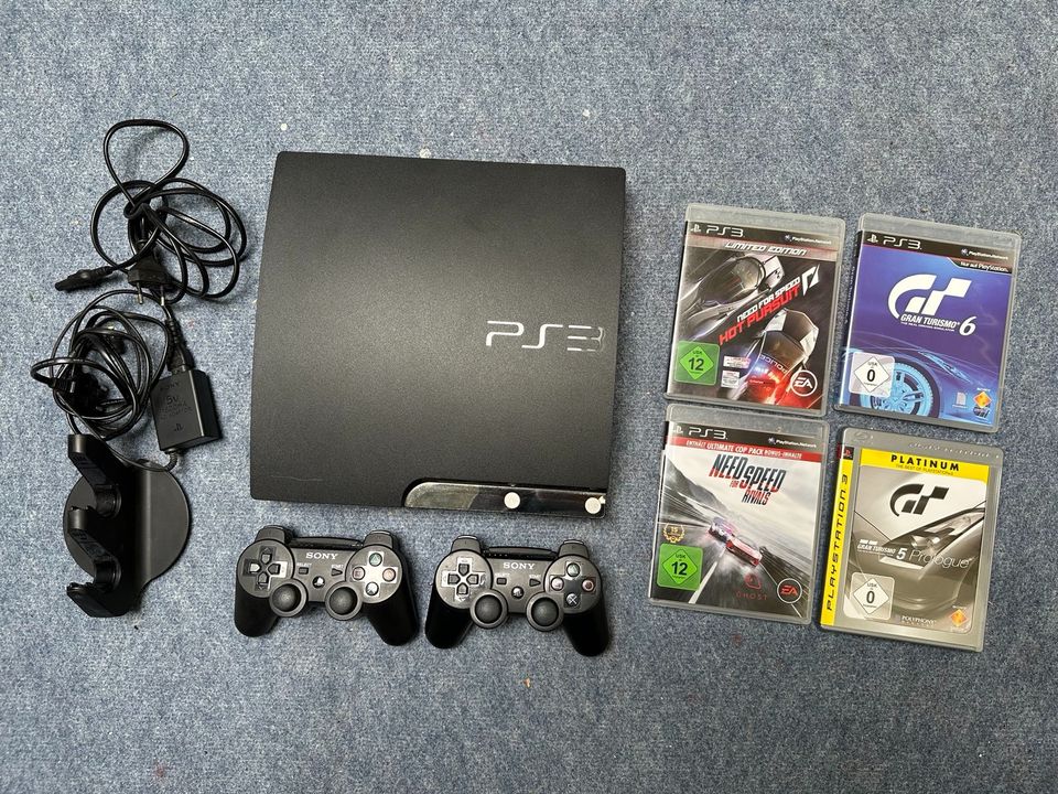 Playstation 3 mit 2 Controllern, Ladestation und diversen Spielen in Lüdenscheid