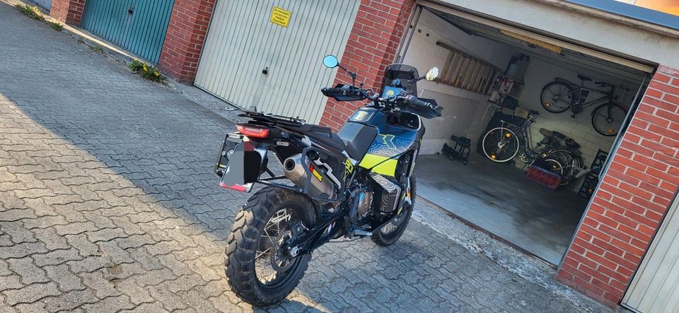 Husqvarna Norden 901 Akrapovic viele Extras in Barsbüttel