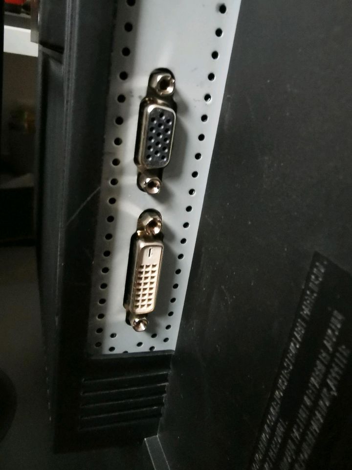 2x Samsung 22 Zoll Monitor / Kabel dabei (DVI auf DP) und Pivot in Mainz