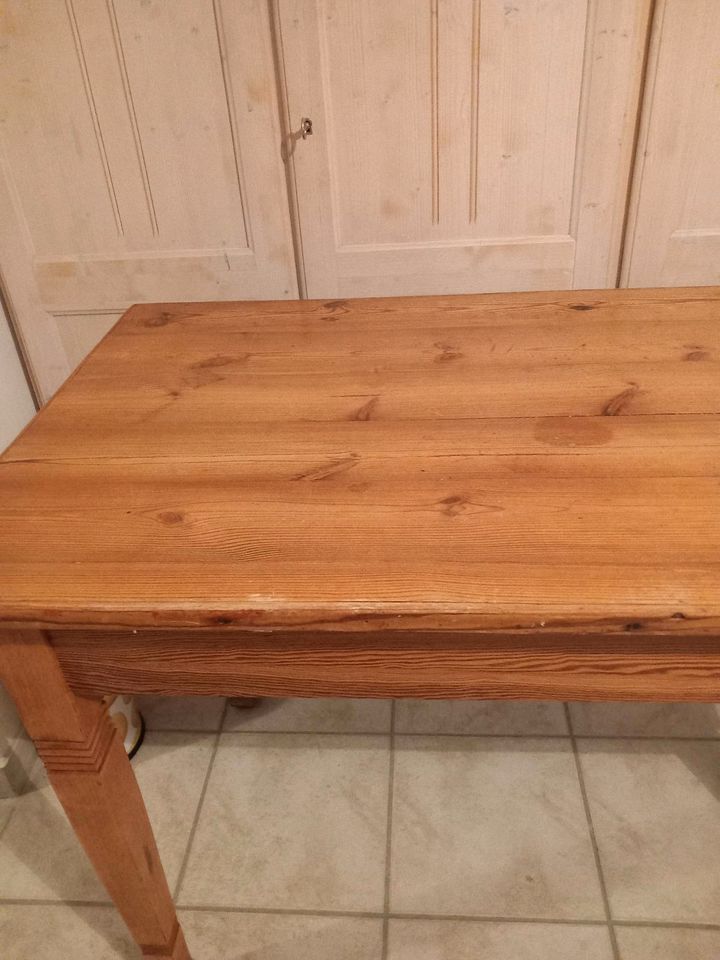 Antiker Tisch aus Holz in Zernien