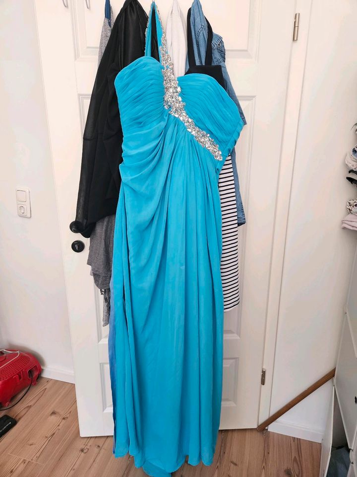 Langes Abendkleid in Blau in Rethwisch