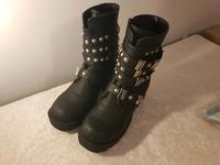 Schwarze Boots mit Nieten, Schnallen und Reißverschluss Größe 38 Hessen - Hammersbach Vorschau