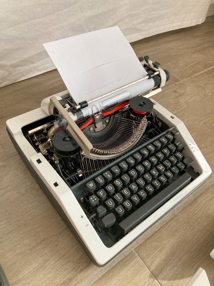 Olympia Schreibmaschine Monica de Luxe in Hatten