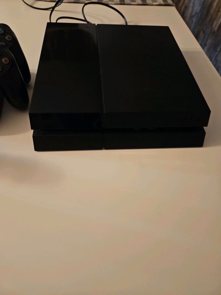 PS4 mit 2 Controller in Braunschweig