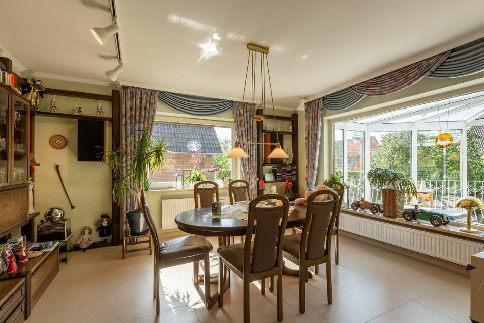 lichtdurchflutete 2,5-Zi-Wohnung (140qm) mit Balkon+Garten+Garage in Lübeck