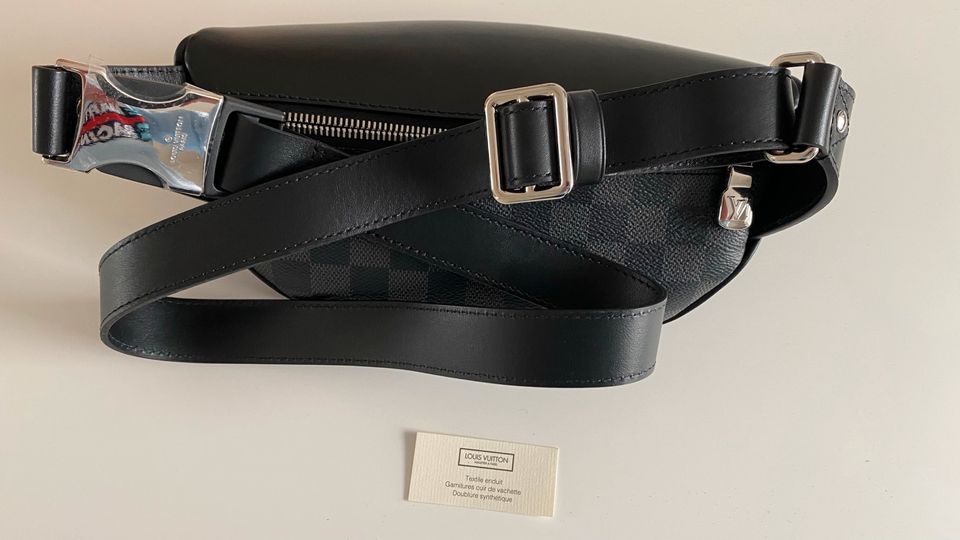 Luis Vuitton Discovery Bumbag PM in Dänischenhagen