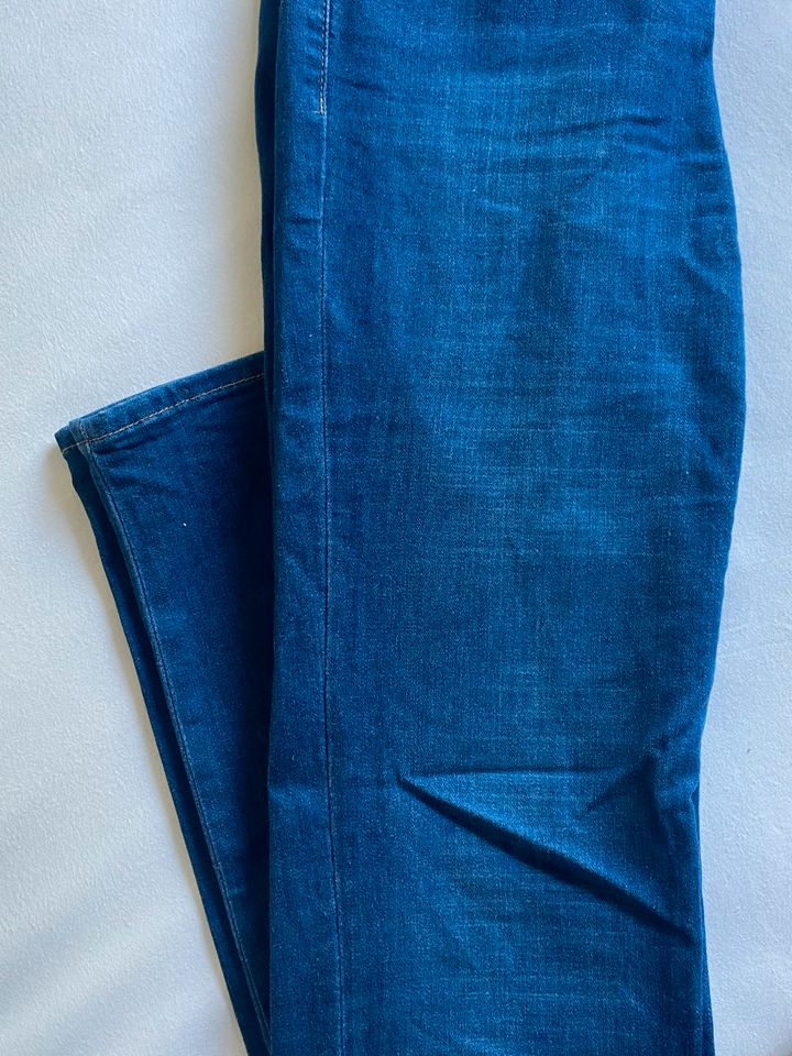 Slim Levi‘s Jeans W27, L32 in Hamburg
