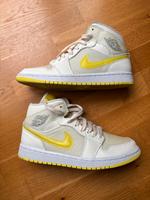 Air Jordan 1 mid Damen 40.5 gelb weiß neon Schuhe Stuttgart - Stuttgart-Ost Vorschau