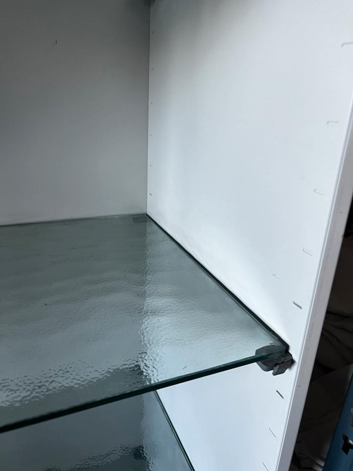 Massiver Holzschrank mit Glasböden / offener Schrank in Koblenz