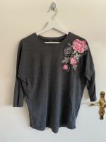 Pullover / Langarmshirt grau Blumen Reserved Gr. S Schleswig-Holstein - Kiel Vorschau