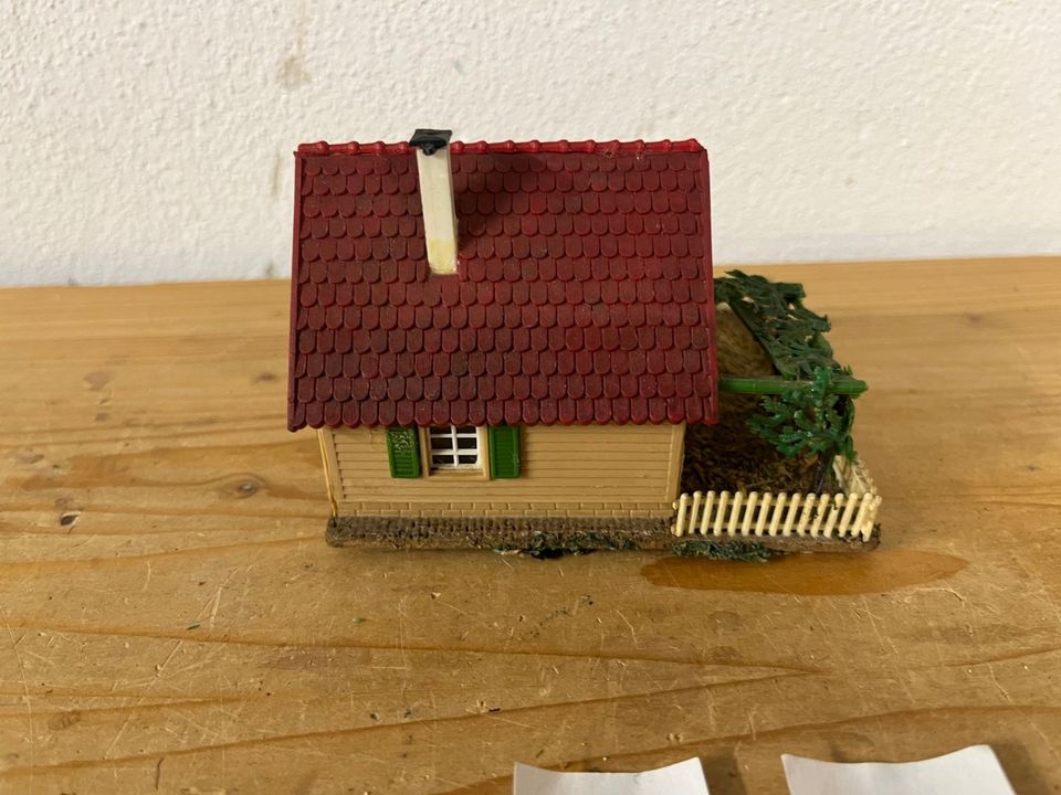 H0 Haus Wohnhaus mit Garten 1:87 Modelleisenbahn in Tettnang