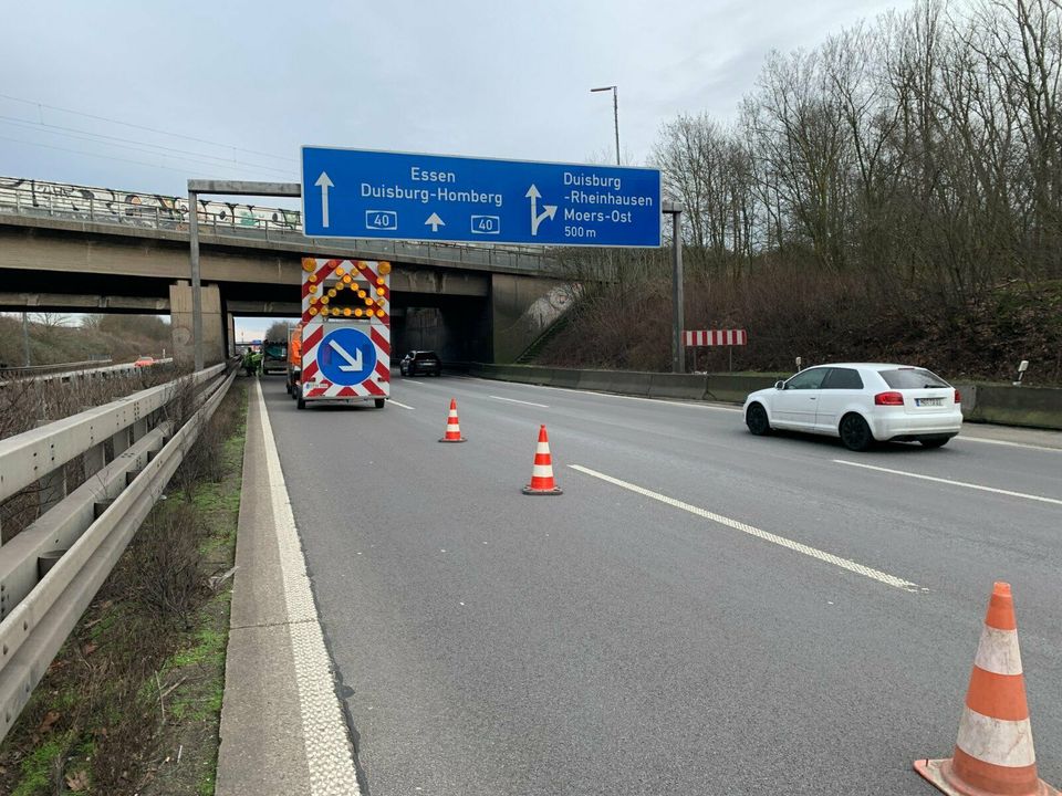 Verkehrssicherung, Absperrung, Leitbaken, Tafel , Umzug in Remscheid