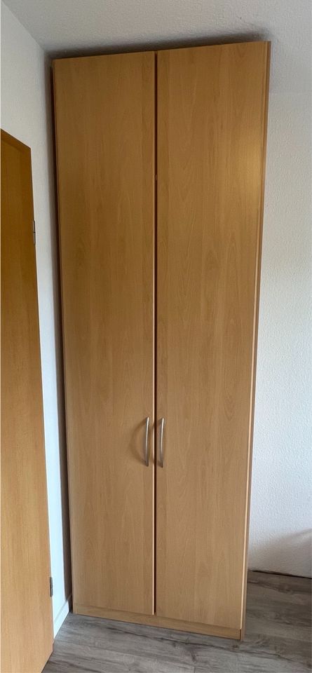 Kleiderschrank *schmal, hoch* Buche in Bestwig